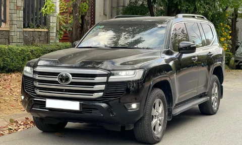 Toyota Land Cruiser chạy 34.000 km được rao bán đắt hơn cả xe mới