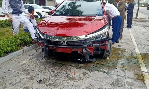 Độc lạ Thanh Hóa: Honda City mới "keng" vừa ra khỏi showroom đã bị biến dạng