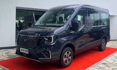 Ford Transit sắp ra mắt phiên bản mới: Đèn pha LED giống Everest, có cả ADAS