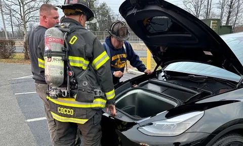 Nhiều chủ sở hữu xe điện Tesla lo lắng vì xe bốc hơi như cháy khi đang sạc điện