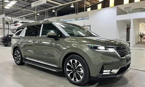 Lô xe KIA Carnival 2024 mới "keng" vừa về đại lý đã được ưu đãi, gây sức ép lên VW Viloran