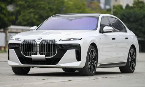 BMW 7-Series 2023 vừa chạy 4.000 km đã vội rao bán, lỗ "ngang" một chiếc Toyota Vios mới