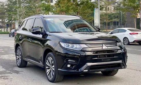 Mitsubishi Outlander lăn bánh hơn mới 1 năm đã rao bán với giá bất ngờ
