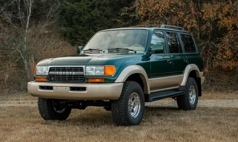 Độc lạ chiếc Toyota Land Cruiser đời 1997 rao bán bằng 5 chiếc Land Cruiser Prado thế hệ mới
