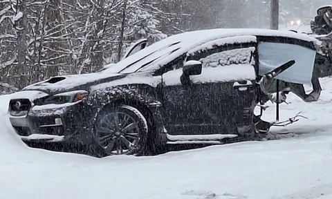 Subaru WRX bị cắt làm đôi sau khi cố gắng vượt qua máy cày tuyết