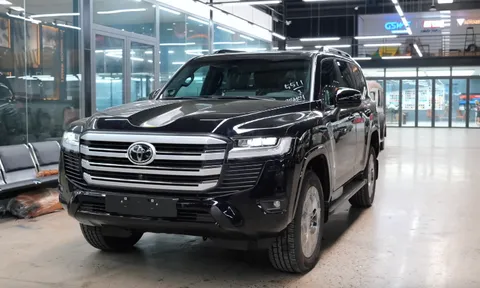 Toyota Land Cruiser vừa chạy 2 km đã được chủ xe Việt độ bodykit, ghế Maybach đậm chất "chủ tịch"