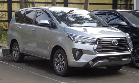Tại đây Toyota Innova vẫn bán chạy dù bị "dẫm chân" bởi Innova Cross