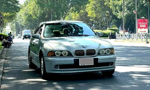 BMW 5-Series 2003 rao bán chỉ ngang Honda SH 150i đời mới