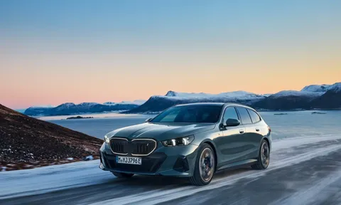 BMW 5-Series Touring trình làng, mang theo biến thể chạy điện đầu tiên ra thị trường