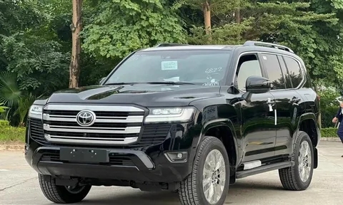 Toyota Land Cruiser tại đại lý vẫn bị hét giá "lạc" ngang một chiếc Mitsubishi Xforce