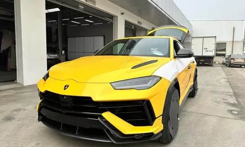 Góc chồng nhà người ta: Tặng vợ Lamborghini gần 20 tỷ đồng vào ngay mồng một Tết