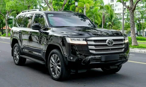 Vừa sang năm mới, Toyota Land Cruiser LC300 đã kèm "lạc" tới cả tỷ đồng