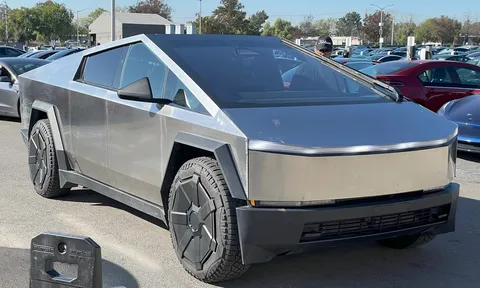 Tesla gây tranh cãi với chính sách giao hàng dành cho bán tải lập dị Cybertruck