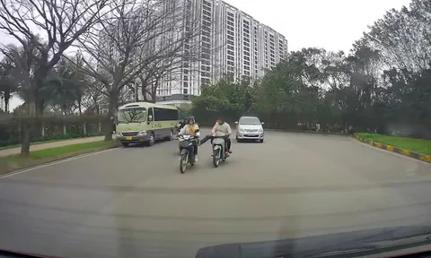 Công An vào cuộc, truy tìm danh tính 2 thanh niên vung chân đạp vào người phụ nữ đi xe máy