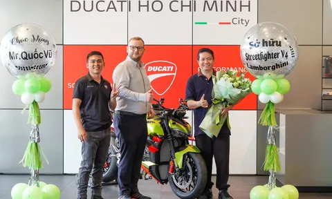 Vừa tậu Lamborghini Urus, anh xã Đoàn Di Băng rước thêm siêu mô tô Ducati trị giá hàng tỷ đồng