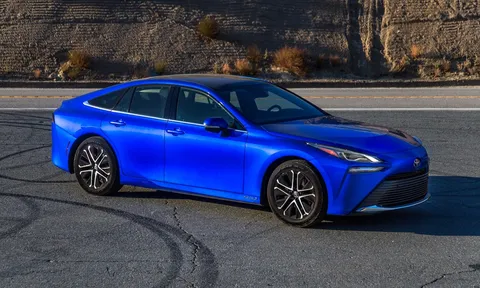 Xe xanh chạy hydro nhà Toyota đại hạ giá "sập sàn" lên tới 40.000 USD để tìm khách
