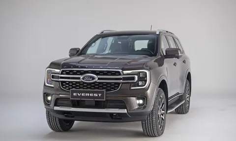 Cận cảnh Ford Everest Platinum vừa ra mắt Việt Nam: Nâng cấp từ trong ra ngoài