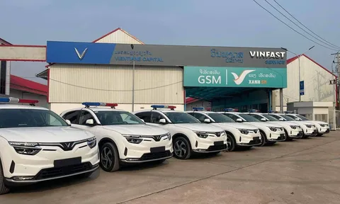VinFast VF8 chính thức bàn giao tới lực lượng cảnh sát giao thông Lào
