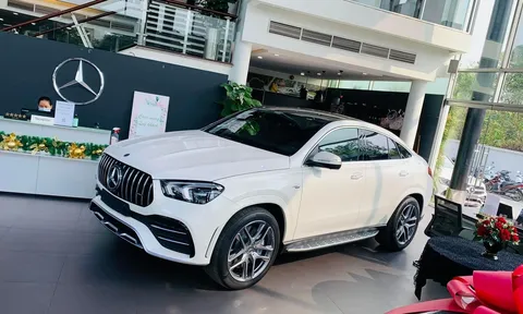 SUV hạng sang Mercedes-AMG GLE 53 Coupe giảm trực tiếp cả tỷ đồng khiến cho BMW X6 "toát mồ hôi"