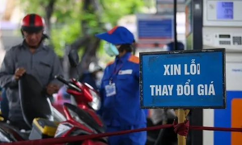 Giá xăng tăng mạnh, quay lại mốc trên 24.000 đồng /lít