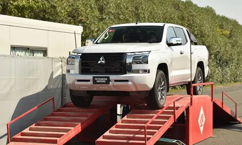 Bán tải Mitsubishi Triton 2024 lộ diện trên đường thử, dễ ra mắt khách Việt trong năm nay