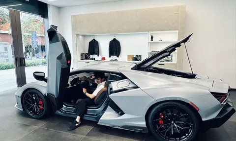 Đại gia Minh "Nhựa" nói gì sau khi cầm lái siêu xe hybrid Lamborghini Revuelto trị giá 44 tỷ đồng