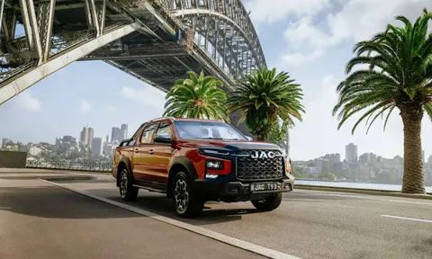 Ford Ranger thêm kẻ thách thức: Thiết kế cơ bắp, sức mạnh ngang ngửa