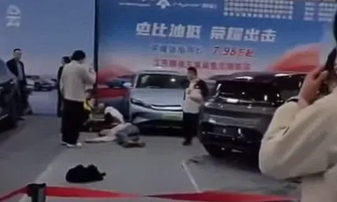 Xe điện Trung Quốc bất ngờ đâm vào đám đông trong một triển lãm ô tô