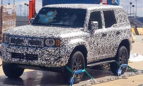 Toyota Land Cruiser Prado thế hệ mới bất ngờ xuất hiện với kiểu dáng khác lạ
