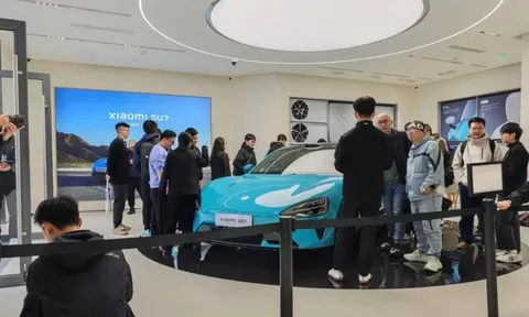 HOT như Xiaomi SU7: Khách hàng xếp hàng lái thử xe đến 3 giờ sáng