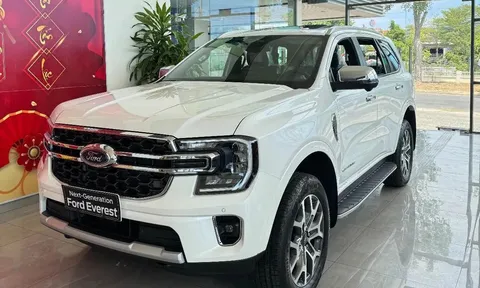 Săm soi Ford Everest 2024 vừa về đại lý, nhiều tiện ích bị lược bỏ