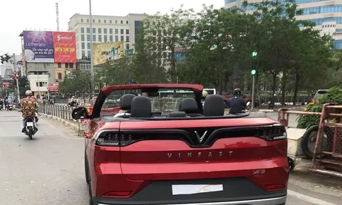 VinFast VF8 phiên bản "mui trần" xuất hiện trên phố Việt