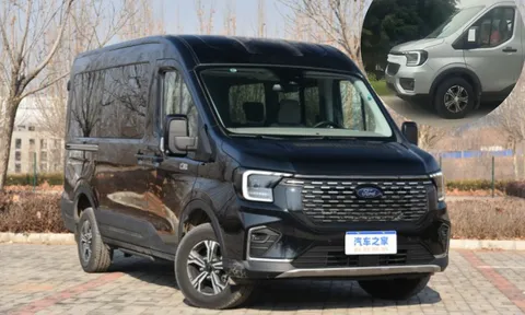 Ford Transit thế hệ mới xuất hiện "không che chắn" trên phố Việt trước thềm ra mắt