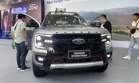 Săm soi "ông vua địa hình" Ford Ranger Stormtrak vừa xuất hiện tại đại lý Việt