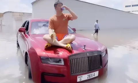 Hậu quả khôn lường đằng sau tấm ảnh chàng trai Việt hưởng thụ trên chiếc Rolls-Royce ngập nước