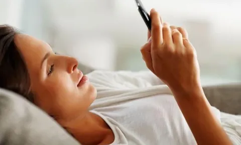 Việc làm 'khó bỏ' trước khi đi ngủ ai cũng mắc khiến cơ thể phải gánh chịu 4 tổn thương