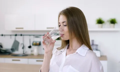 4 khung giờ bạn nên uống nước để kích thích chuyển hóa và giải độc