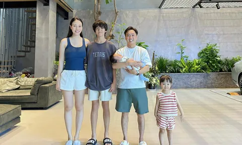 Cường Đô La đăng ảnh cả gia đình, vóc dáng ở nhà của Đàm Thu Trang khiến dân mạng đặt câu hỏi?