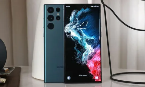 Galaxy S22 Ultra giảm bá cháy gần 15 triệu đồng cuối tháng 4, ‘đá bay’ iPhone 13 ‘ra chuồng gà’