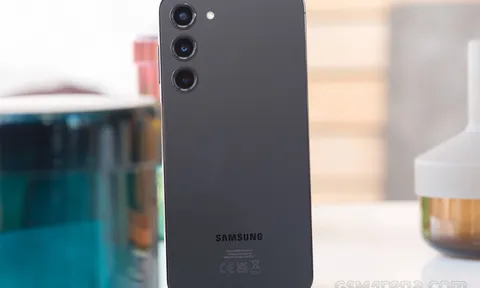 Giá Galaxy S23 Plus mới nhất 1/5 giảm gần chục triệu, ngang ngửa iPhone 13 khiến khách Việt ngỡ ngàng