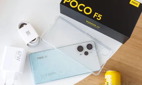 Mở hộp POCO F5: Thiết kế ấn tượng, hộp đựng đi kèm sạc nhanh 67W, màn hình nốt ruồi mãn nhãn