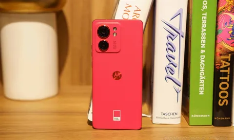 Trên tay Motorola Edge 40 phiên bản Viva Magenta: Không hổ danh là màu Pantone của 2023