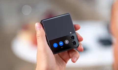 Giá đập hộp Galaxy Z Flip4 giảm ‘khủng’ cả chục triệu, giá cực rẻ khiến iPhone 13 ‘khóc ròng’