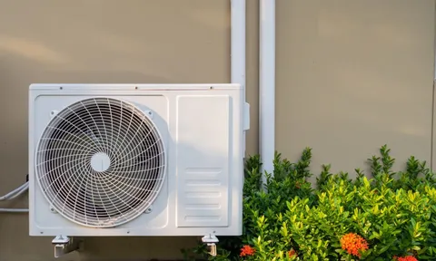 Có cần lắp mái che cho cục nóng điều hòa? Thợ lâu năm tiết lộ bí mật không phải ai cũng biết