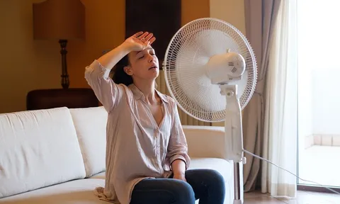 Không có điều hòa, phòng vẫn mát lạnh nhờ quạt điện nếu áp dụng 5 mẹo đơn giản sau