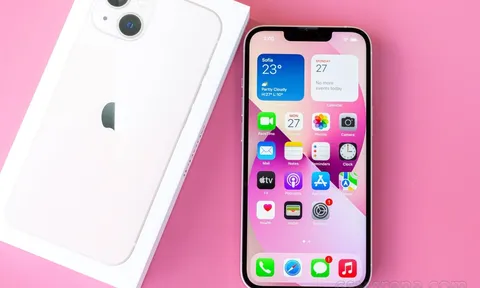 iPhone 13 bản 128GB giá 16 triệu, rẻ hơn Galaxy S22 Ultra còn đáng mua trong tháng 7/2023?