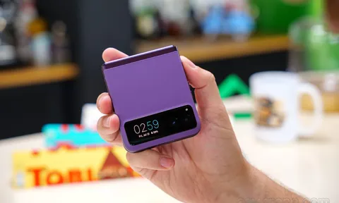 Trên tay Motorola Razr 40 màu tím ‘mộng mơ’, đối thủ tầm trung của Galaxy Z Flip4 có gì hấp dẫn?