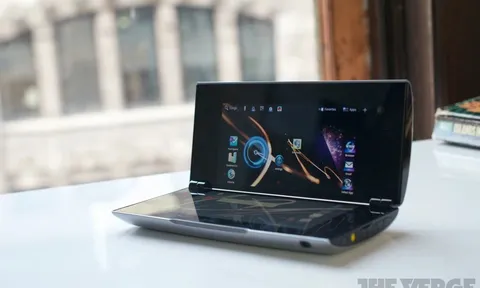2 chiếc máy tính bảng chơi game Sony có thiết kế độc lạ ra mắt cách đây cả chục năm có thể bạn chưa biết