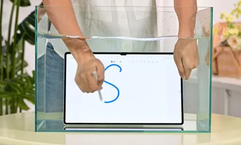 Bút S Pen của Samsung Galaxy Tab S9 Ultra được thử nghiệm dưới nước, cho kết quả bất ngờ