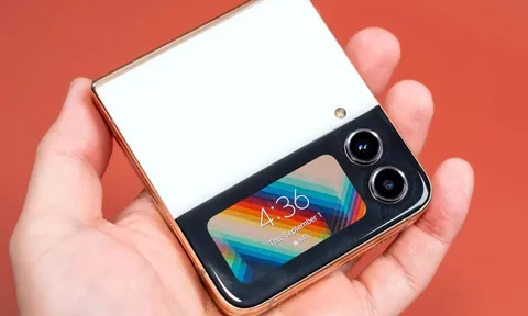 Giá Galaxy Z Flip4 tiếp tục lao dốc, giảm khủng 11 triệu, đánh bại iPhone 12, dọn đường cho Z Flip5